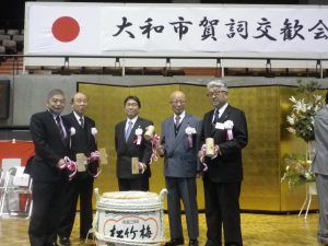 大木市長（中央）、宮東会頭（右端）らで新年祝う