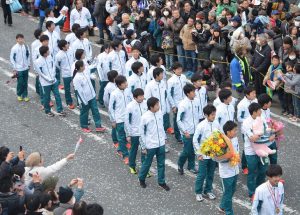 淵野辺でパレードを行う陸上競技部メンバー