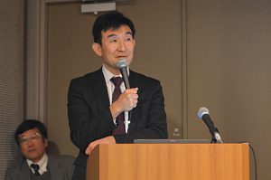 自社のクラウド導入事例を紹介する小久保理事