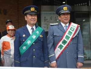 一日警察署長を務めた原監督（右）