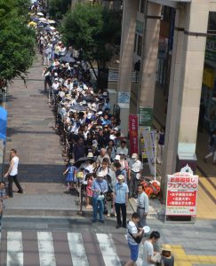 早朝から市民が駆け付けた販売所（相模大野駅前）