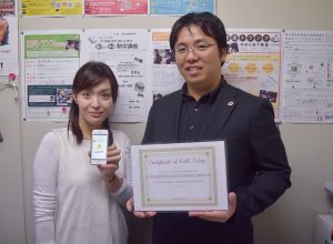 賞状を手にする開発者の福本さん（右）と岡さん