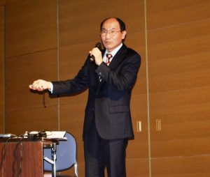 日立鉄道事業の世界戦略について話す荒川副所長