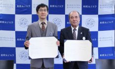 協定書に調印した風間学長（左）と中里代表理事組合長