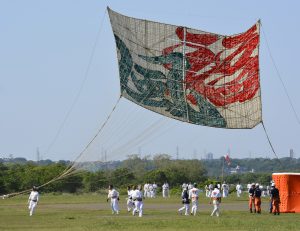 新戸地区の河川敷で揚げられた8間の大凧