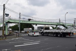 スポンサー募集中の「しおだ夢のかけ橋歩道橋」（中央区田名塩田）