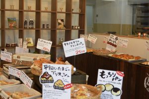 ポップが目を引く手作り感あふれる店内