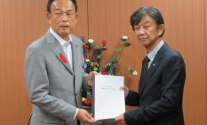 加山市長（左）に要望書を手和つ杉岡会頭（写真＝相模原商議所提供）