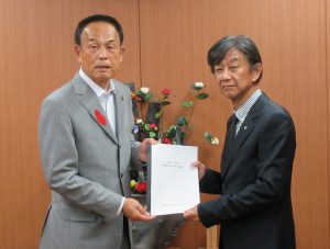 加山市長（左）に要望書を手和つ杉岡会頭（写真＝相模原商議所提供）