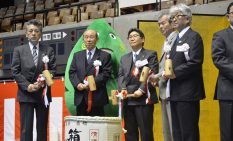 鏡開きで新年を祝う大木市長（左から3人目）ら