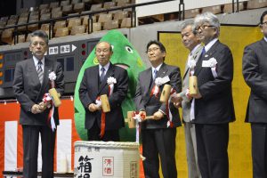 鏡開きで新年を祝う大木市長（左から3人目）ら