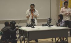 子供がロボットを操作する体験コーナー