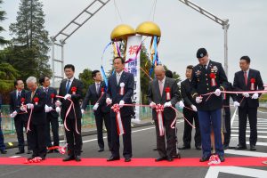 南北道路の開通を祝う加山市長（中央）や出席者ら