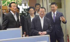 加山市長と赤間議員の案内で視察した江崎大臣（右から２人目）