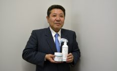 「Genyuine  Deodorant」を紹介する船木社長