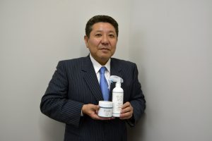 「Genyuine  Deodorant」を紹介する船木社長