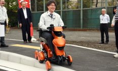 完成した模擬道路で実験した外出支援ロボット