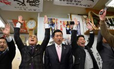 赤間紙（中央）を囲み万歳で祝う相模原市議ら