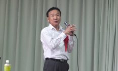 演壇に立つ松岡氏