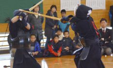 激しく競り合う少年剣士たち＝相模原市・田名小体育館