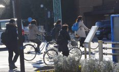 自転車が行き交う相模原市の市街地