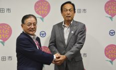 東京五輪の協力に向けて握手を交わす両市町