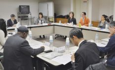 8か国出身の外国人市民と意見を交換した懇話会