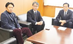 加山市長（右）と話す原監督（左）と藤田教授