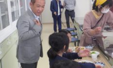 無料食堂の子供と接する本村市長