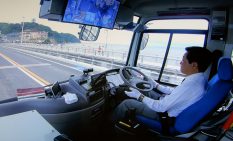 自動運転で江の島大橋を渡るバス