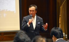 抱負を語る黒岩知事＝２日、県庁