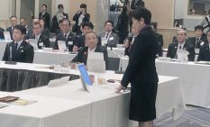 会議に出席した本村市長（写真中央）