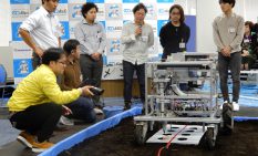 ロボットによる苗植えを実演するいわき事業所チーム