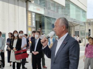 相模大野駅前で演説に立つ甘利氏