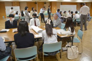 区内の県立高校や区民会議委員らが参加したグループワーク