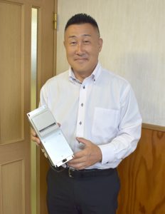 紙幣識別部品を説明する横山社長