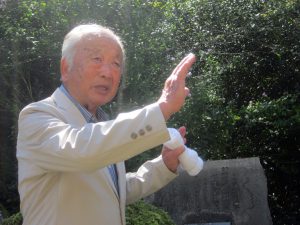 湖底に沈んだ経緯を語る小川会長