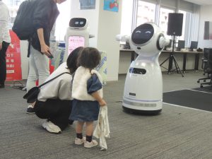 ロボットとコミュニケーションを図る親子