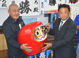 悲願の結実をだるまの目入れで祝う長友氏