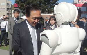 自らロボットを体験する黒岩知事