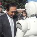 自らロボットを体験する黒岩知事