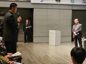 黒岩知事と対話を試みる市内の生徒