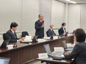 副市長や局長ら幹部職員の前であいさつする本村市長