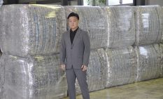 プラなどの廃棄物を圧縮したフラフ燃料の前で説明する浦部社長