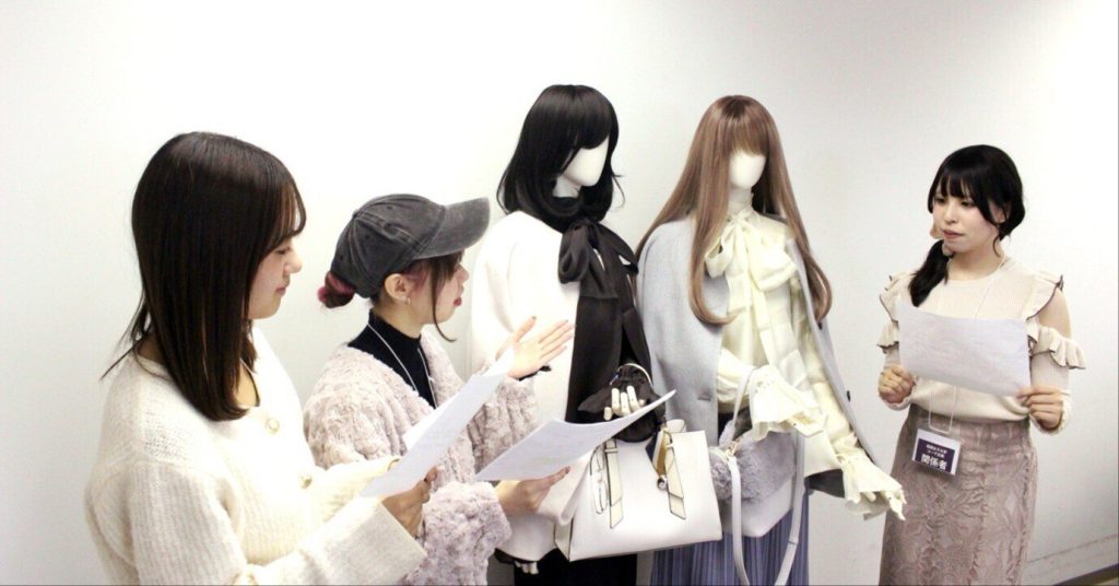 【相模原】相模女子大生が冬のコーデ提案　ステスク開業29周年で展示開催