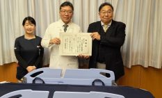 東京衡機試験機豊橋工場　豊橋市民病院にストレッチャー寄贈地域貢献で累計１３台