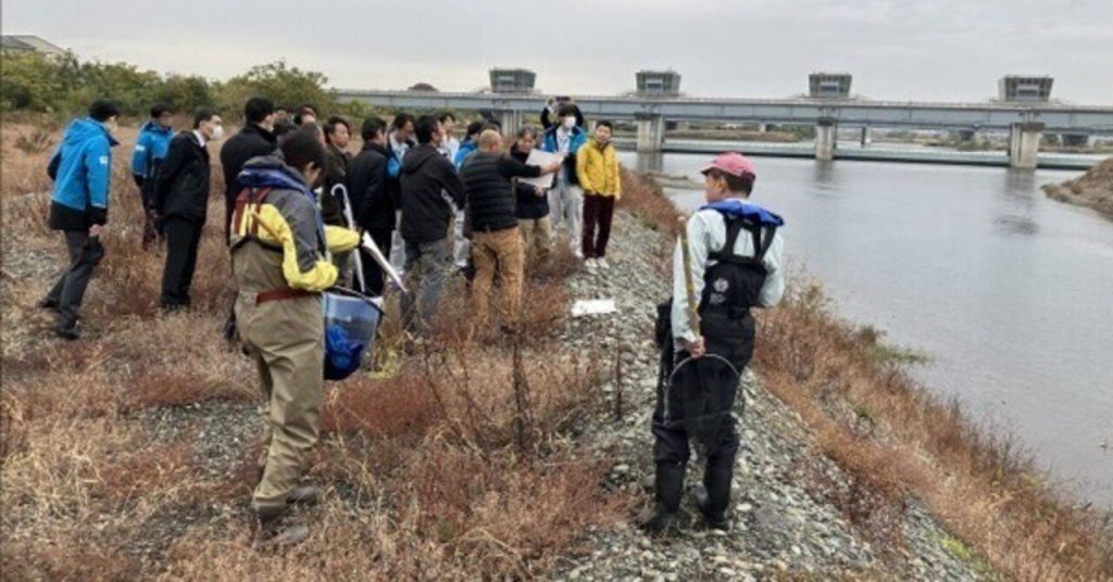 相模川でアユ産卵期の現場視察　有識者交え、生息環境を確認