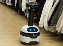 【相模原】衣料品販売タカハシ、ＡＩとロボで管理　棚可視化で売上53％増