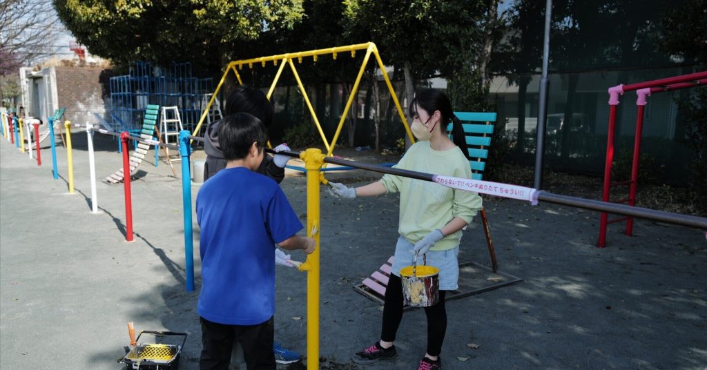【相模原】塗装協同組合、児童の慈善活動を支援 卒業前に母校への恩で遊具塗り直し