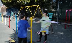 【相模原】塗装協同組合、児童の慈善活動を支援　卒業前に母校への恩で遊具塗り直し